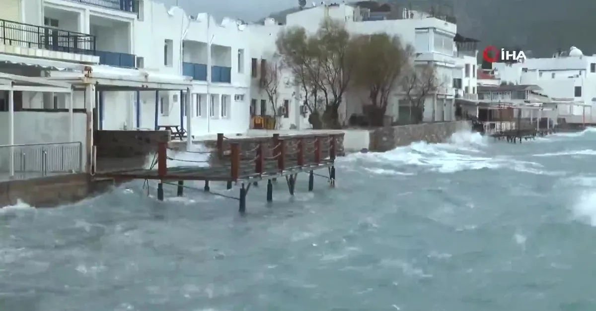 Son dakika: Muğla Bodrum'da dev dalgalar oluştu