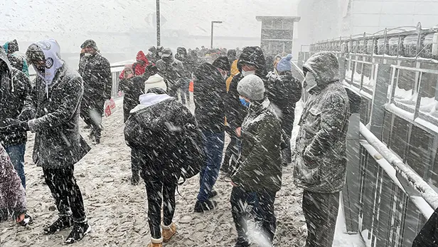 istanbul-kar-yagisi-ne-zaman-saat-kacta-meteoroloji-son-dakika-acikladi-istanbula-kar-ne-zaman-yagacak-1646115479073.jpg İstanbul kar yağışı ne zaman, saat kaçta? Meteoroloji son dakika açıkladı! İstanbul'a kar ne zaman yağacak? - 1