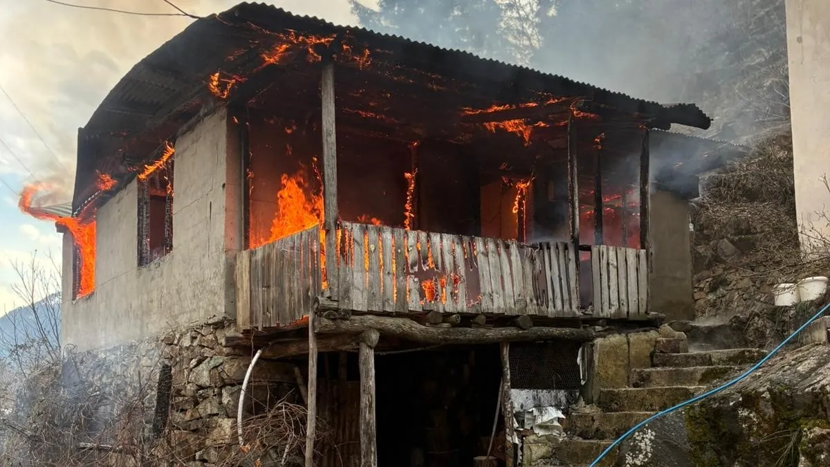 Artvin'de cami lojmanında yangın