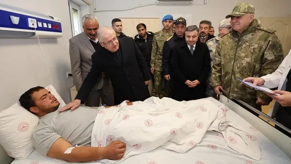 Yaralı askerden ziyarete gelen Bakan Güler'e anlamlı sözler: Güçlüyüz, her zaman hazırız komutanım - 4
