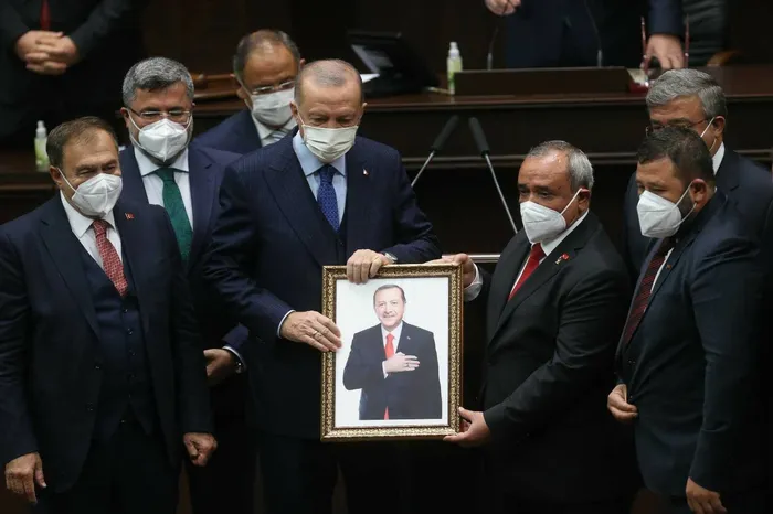 Bir belediye başkanı daha AK Parti'ye katıldı! Başkan Erdoğan rozet taktı - 1