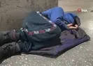 Taksim metrosunda uyuyan çocuk yürekleri sızlattı