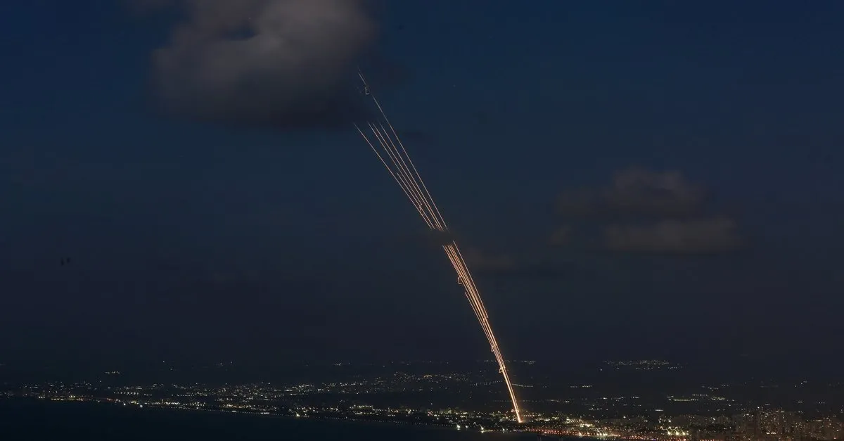 Lübnanlı gazetecinin canlı yayında başına bomba yağdı! Dünya bu görüntüleri konuşuyor İsrail ordusu Lübnan'ın başkenti Beyrut'a hava saldırısı düzenledi!