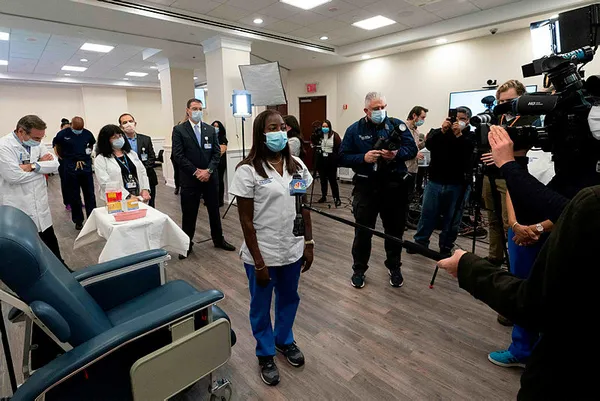 ABD’de ilk Pfizer-BioNTech Covid-19 aşısı siyahi hemşire Sandra Lindsay'e yapıldı - 1