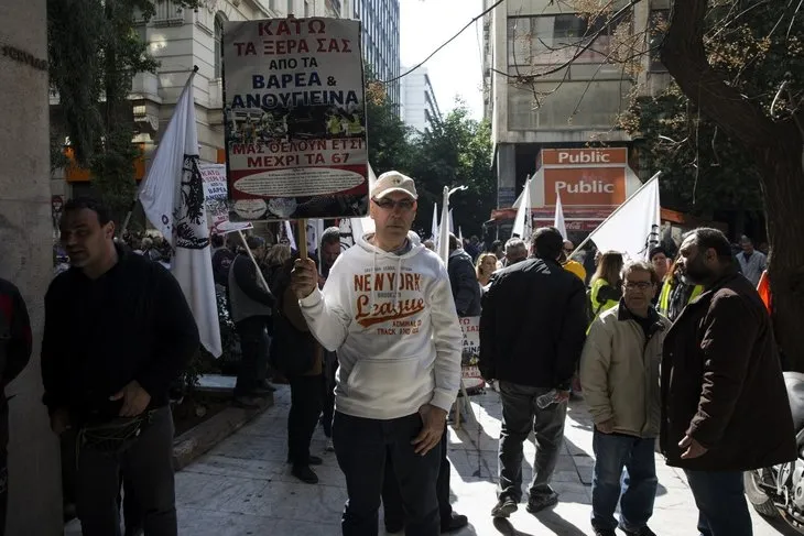 Yunanistan’da göstericilerden bakanlığa şok baskın!