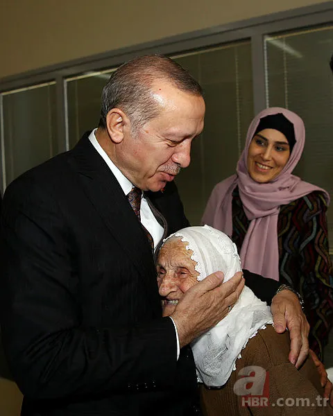 Cumhurbaşkanı Erdoğan, 105 yaşındaki Fikriye ninenin elini öptü 1