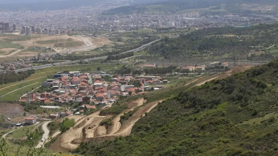 CHP’den İzmir'de TOKİ projesine çelme! Kentsel dönüşüm karşıtları bine yakın aileyi mağdur etti