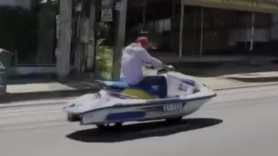 Jet skiye tekerlek taktı! Otobana çıktı