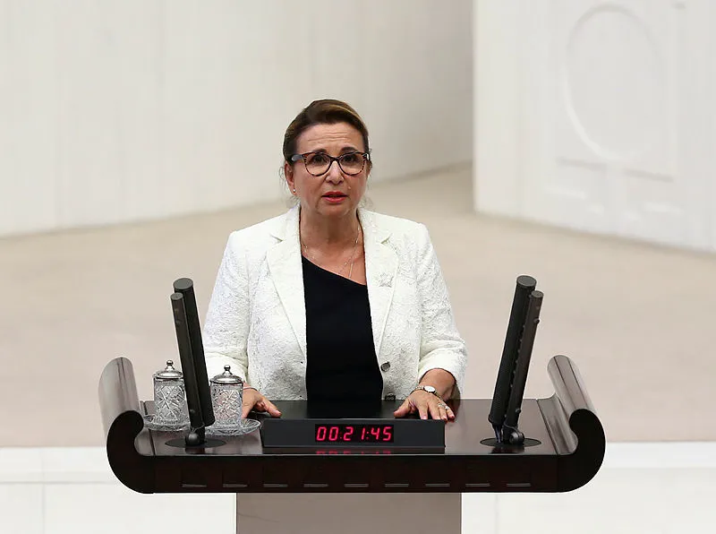 Yeni bakanlar Meclis'te yemin etti