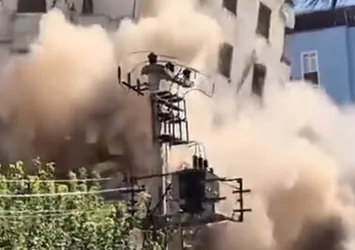 Diyarbakır'da ağır hasarlı bina çöktü!