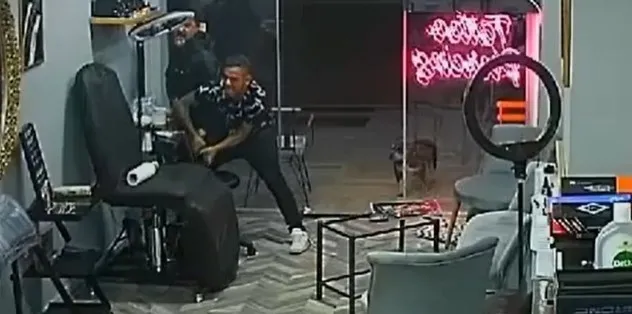 marmariste-dovme-dukkanina-pompali-tufekli-saldiri-2-yarali-1717626628846.jpg Marmaris’te dövme dükkanına pompalı tüfekli saldırı! 2 yaralı - 1