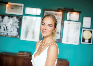 Burcu Esmersoy'un yanan eli iyileşiyor!