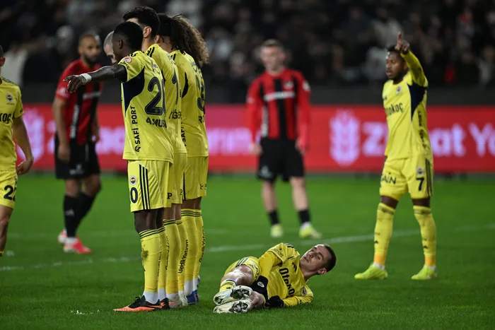 fenerbahceden-gaziantepte-govde-gosterisi-kanarya-deplasmanda-turladi-1772660666972.jpg Fenerbahçe'den Gaziantep'te gövde gösterisi! Kanarya deplasmanda turladı - 1