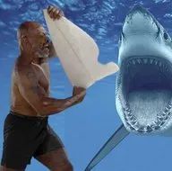 Dünyaca ünlü boksör Mike Tyson köpek balıklarına karşı! Aralarına daldı burnundan tutup...