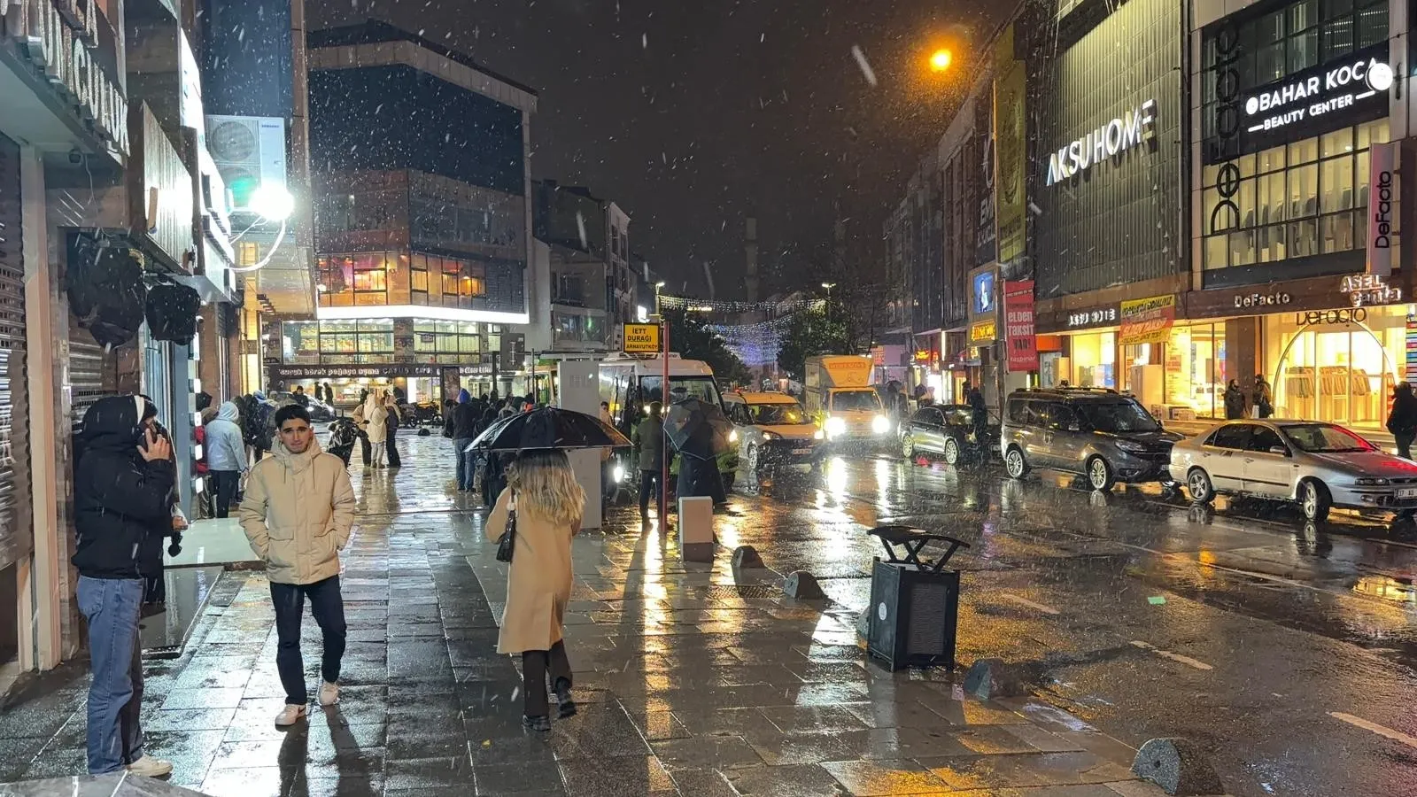 Arnavutköy'de kar yağışı!