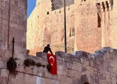 Türk bayrağı Halep Kalesi’nde dalgalandı