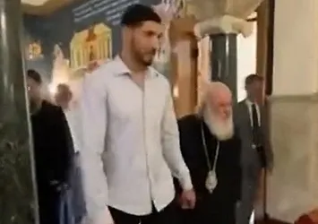 FETO'nun manevi oğlu Enes Kanter Yunan bayrağından sonra Atina Başpiskoposu'nun eline sarıldı!