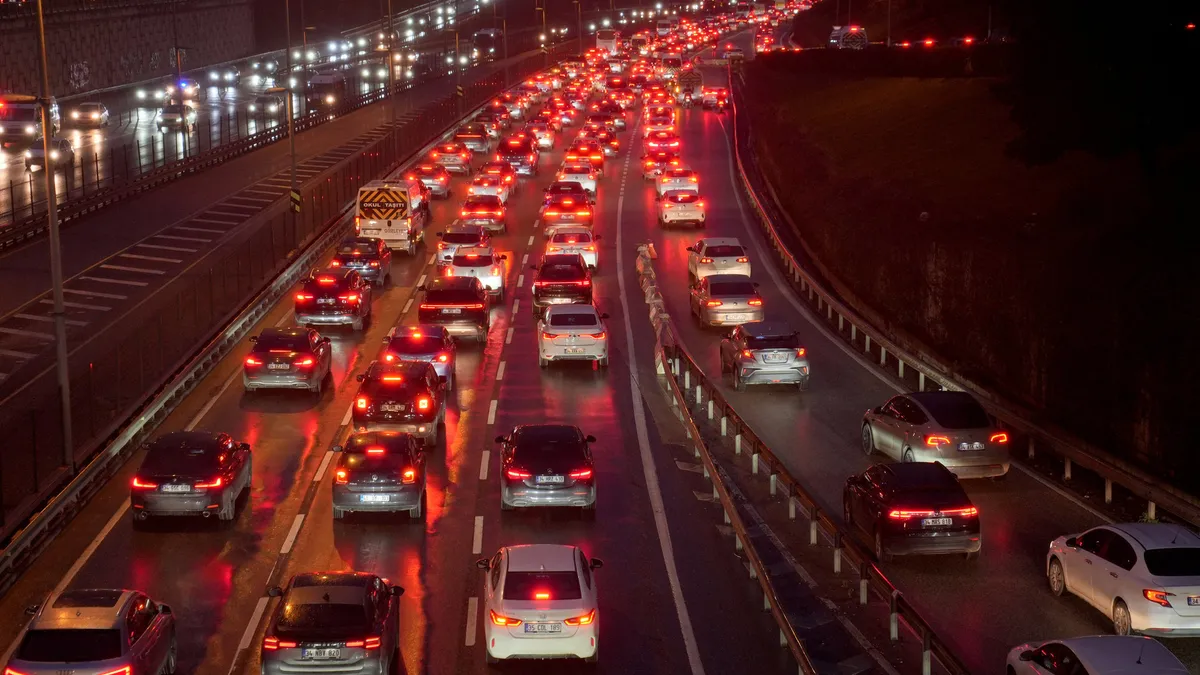 Yarıyıl tatili sonrası İstanbul’da trafik çilesi! Yoğunluk yüzde 81’e ulaştı