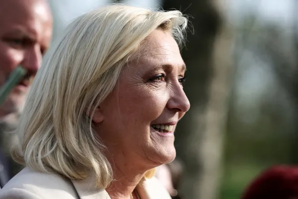 Fransa cumhurbaşkanı adayı Marine Le Pen ırkçılığını tescilledi!