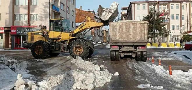 Sivas’ta kar kütleleri kamyonlarla kent merkezi dışına taşınıyor