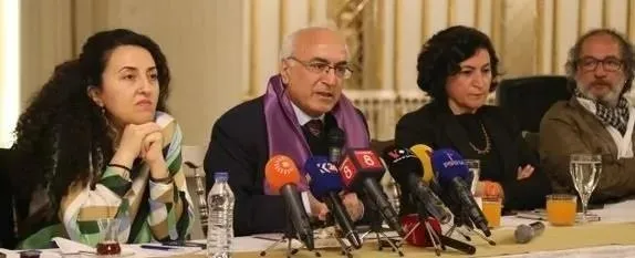 chp-ve-teror-partisi-dem-arasindaki-kirli-ittifakin-yeni-perde-arkasi-istanbuldan-sonra-ankarada-da-kandil-uzl-1709849094402.jpeg Parola: Kandil uzlaşısı! CHP ve terör partisi DEM arasındaki kirli ittifak level atladı! İstanbul'dan sonra Ankara'da da...