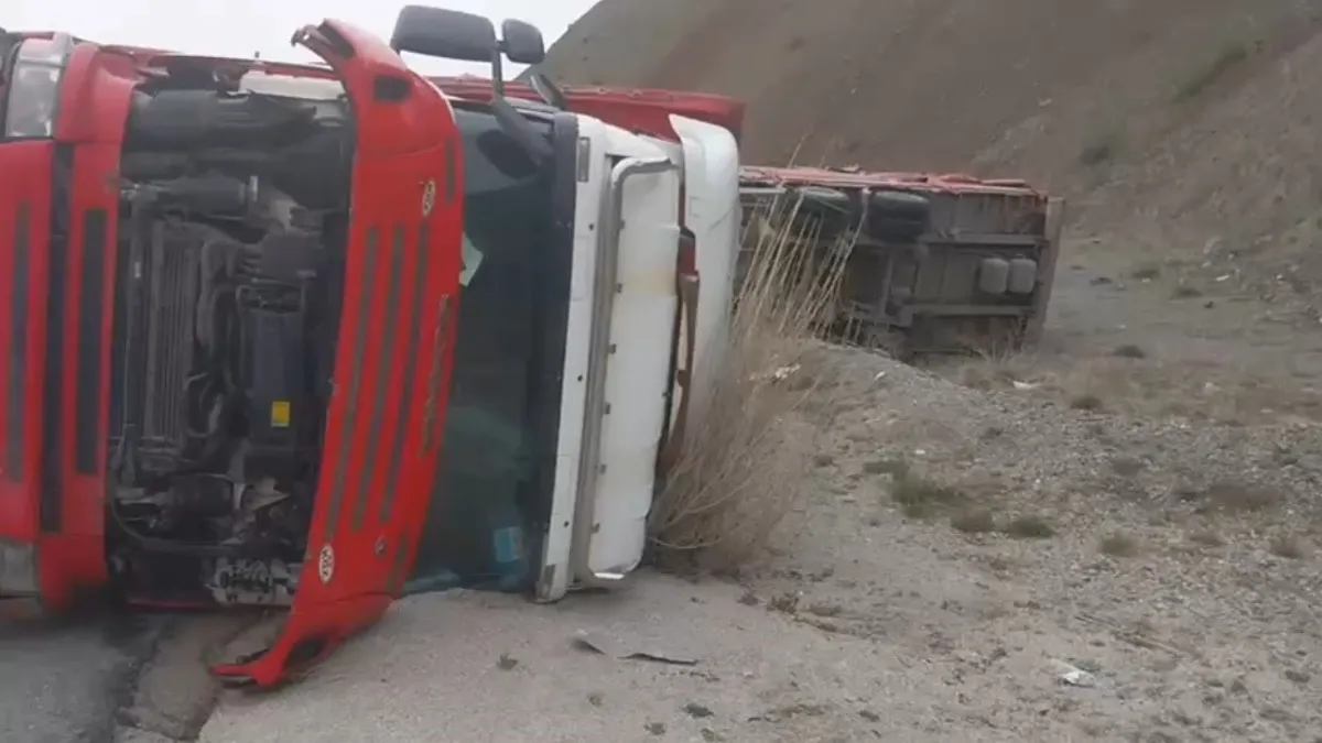 Erzincan'da beyaz eşya yüklü tır devrildi