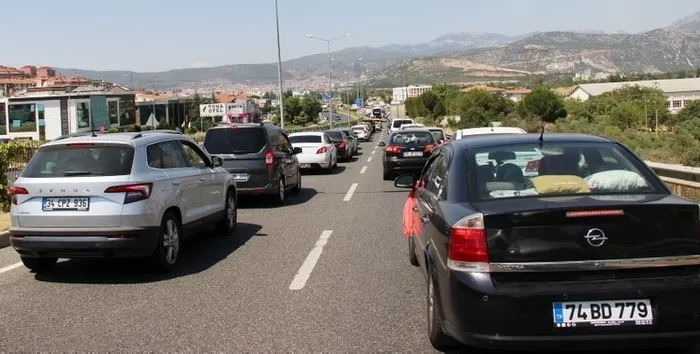 Tatilcilerin dönüş çilesi başladı: Tüm geçişler kilitlendi! Kilometrelerce kuyruk... - 1
