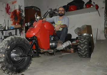 Hurda parçalardan araç yapıyor