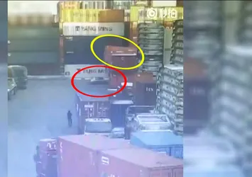 Çin'de otomobilin üzerine 6 konteyner devrildi!