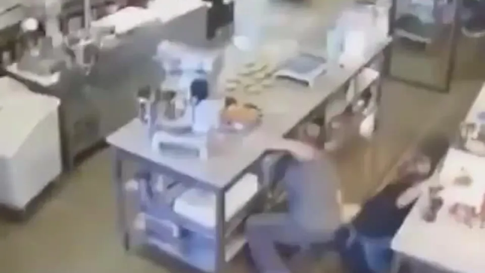 İzmir depreminin en net görüntüsü! Sarsıntıya iş yerinde yakalandılar