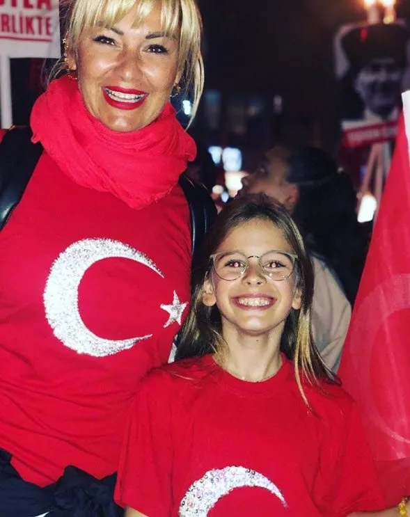 Pınar Altuğ ve kızının Türk bayrağı desenli tişörtleri gündem oldu
