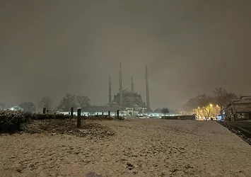 Selimiye Camisi beyazlar içinde görenleri hayran bıraktı