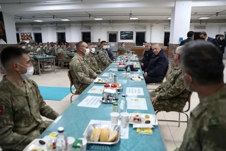 Başkan Erdoğan, Yüksekova'da Mehmetçik ile iftar yaptı