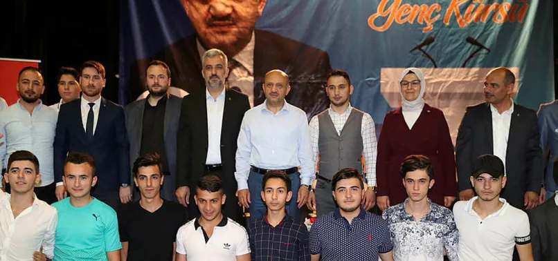 İYİ Parti’den AK Parti’ye geçen gençlere rozetleri takıldı