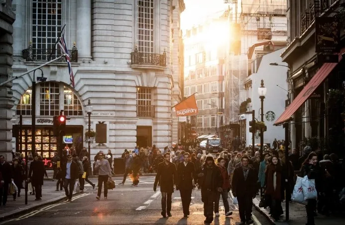 avrupa-sosyal-cokusun-esiginde-aile-ici-siddet-taciz-tecavuz-kitada-iki-katina-cikti-1735194126789.jpg Londra sokakları (Arşiv)