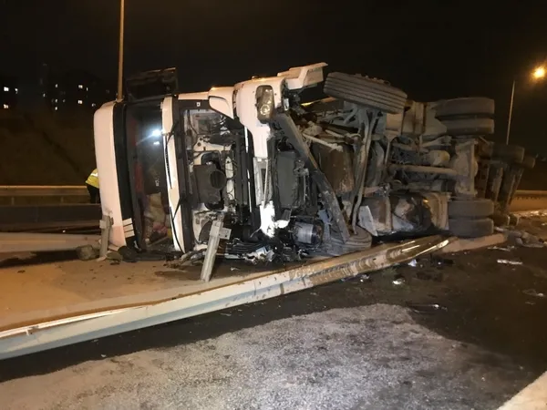 Kuzey Marmara Otoyolu’nda TIR devrildi! Kasadaki büyük tehlike... - 6