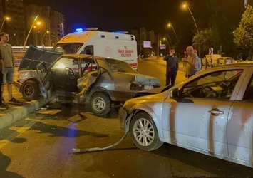 Kayseri'de kuş türü araba ortasından büküldü! 3 yaralı