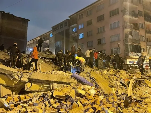 1676808818799.jpg Kahramanmaraş depremi 85 milyonu tek yürek yaparken provokatörler de sahneye çıktı! "Help Turkey"ciler 10 günde 30 bin yalan tweet attı - 2