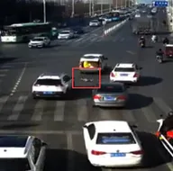 Yolun ortasında bagajdan düştü
