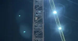 Kule vincine çıkıp intihara kalkışan adamı eşi ikna etti