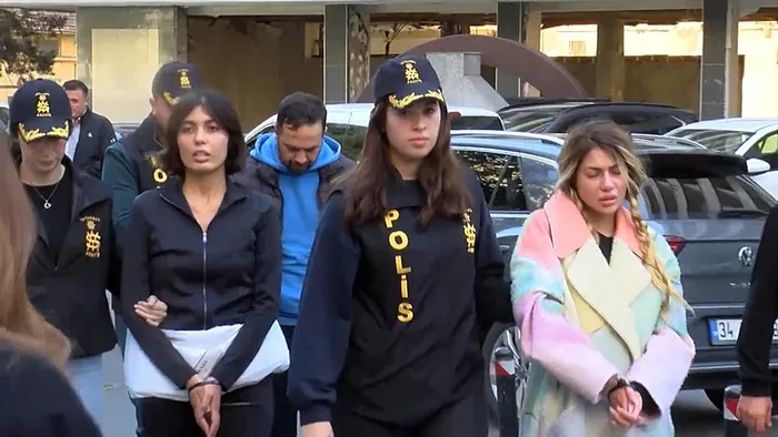 bahar-candan-cezaevinde-kendisini-yaraladi-apar-topar-hastaneye-kaldirildi-1716659901504.jpg Bahar Candan cezaevinde kendisini yaraladı! Apar topar hastaneye kaldırıldı... - 1