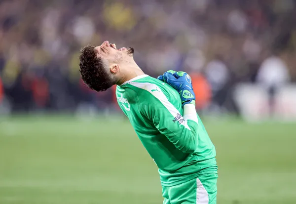 Fenerbahçe'de Altay Bayındır sevinci! 4 yıllık anlaşma sağlandı - 2