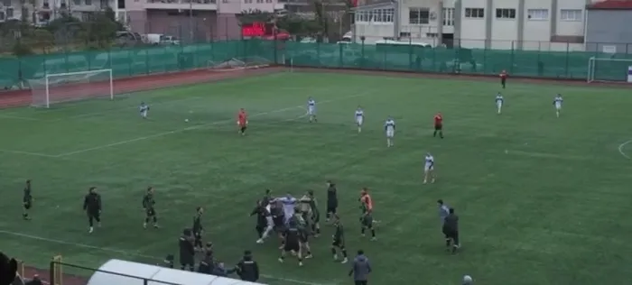 saha-savas-alanina-dondu-artvinde-amator-macta-tekmeli-yumruklu-kavga-o-anlar-kamerada-1772374484498.jpg Saha savaş alanına döndü! Artvin’de amatör maçta tekmeli yumruklu kavga: O anlar kamerada - 1