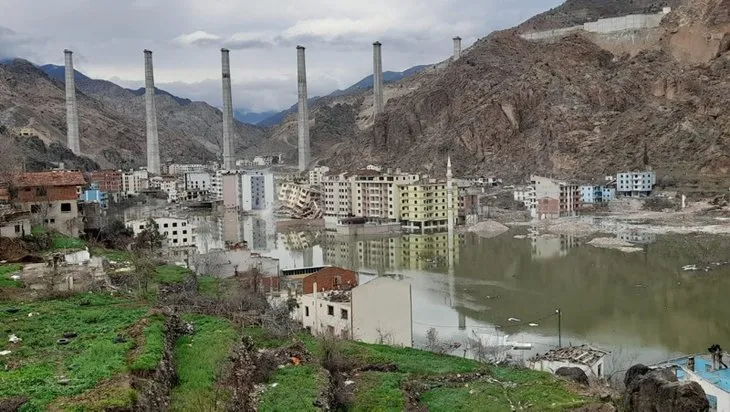 Terk edilen binalar Yusufeli’nin baraj sularıyla doldu