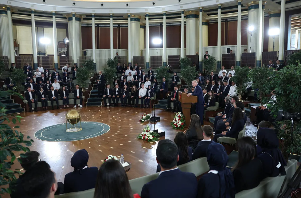baskan-erdogan-19-mayista-gencler-ve-sporcularla-bir-araya-geldi-kirli-elleri-arkasinda-kim-olduguna-bakmadan-1779221469034.jpg Fotoğraf (AA)