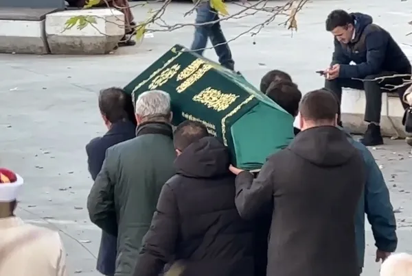 istanbulda-sokak-ortasinda-kiskanclik-cinayeti-basina-sopayla-vura-vura-oldurdu-1703488483905.jpeg İstanbul'da sokak ortasında kıskançlık cinayeti! Başına sopayla vura vura öldürdü - 3