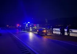 Tosya'da kontrolden çıkan otomobil bariyerlere ve otobüse çarptı: 2 yaralı