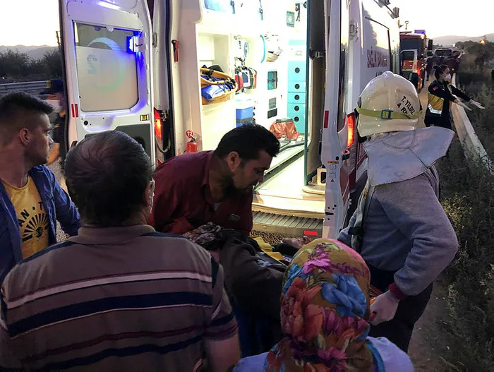 Son dakika: Manisa'da tarım işçilerini taşıyan minibüsle kamyon çarpıştı: 26 yaralı - 2