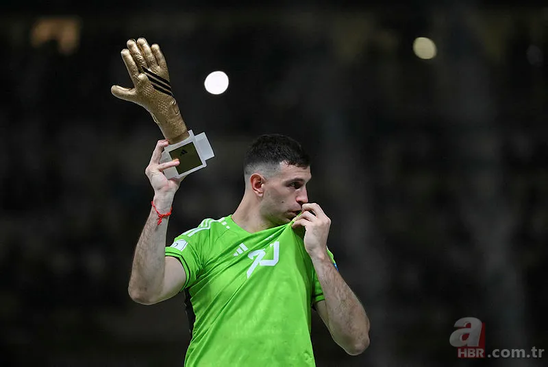 Arjantin'in kalecisi Emiliano Martinez'den büyük tepkiye neden olan bel altı hareket 6