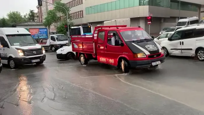 Son dakika: Uyarıların ardından İstanbul'u sağanak vurdu: Araçlar mahsur kaldı! Ev ve iş yerlerini su bastı - 11
